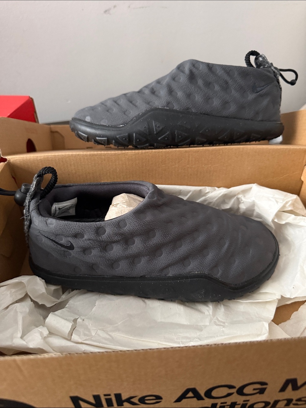 Nike ACG Women’s slip -On moccasins in Dark Gray/Black